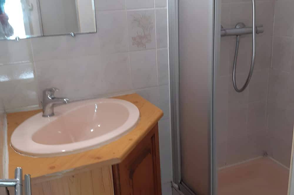 Ganze Wohnung, Quiet T1 in St Marc sur Mer, 5 min walk to the beach, terrace and large bed! in Saint-Nazaire, Côte d'Amour