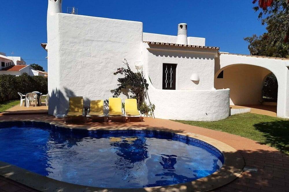 House in a quiet area overlooking the sea, private pool and beautiful Garden in Albufeira, Faro District