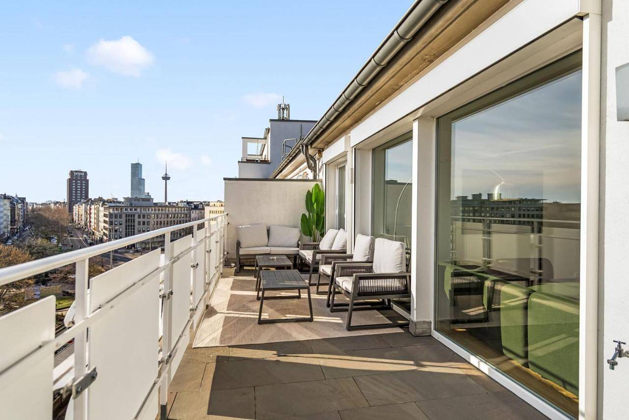 Ganze Wohnung, Exclusive penthouse - loft with private parking overlooking cologne cathedral in Köln, Rheinland