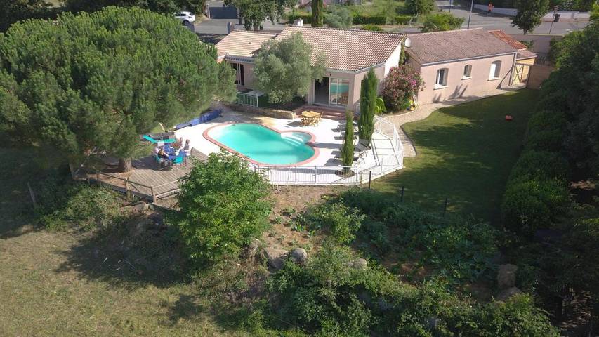 Location de vacances pour 3 personnes, avec piscine et jardin à Nueil-les-Aubiers - 3