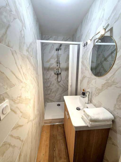 Appartement entier, One-Bedroom Apartment in Rive-de-Gier, Parc Naturel Régional du Pilat