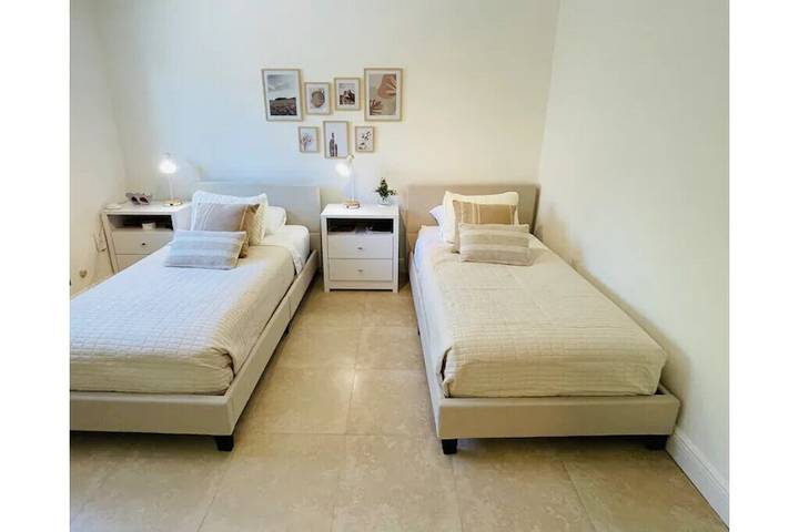 Vacation rental for 4 people, with yard and pool, with pets in Key Biscayne