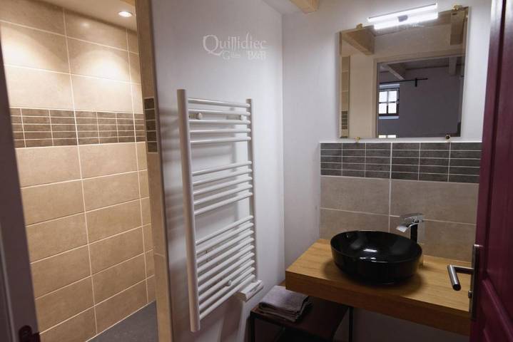 Location de vacances pour 3 personnes, avec vue ainsi que jardin et terrasse à Commana - 4