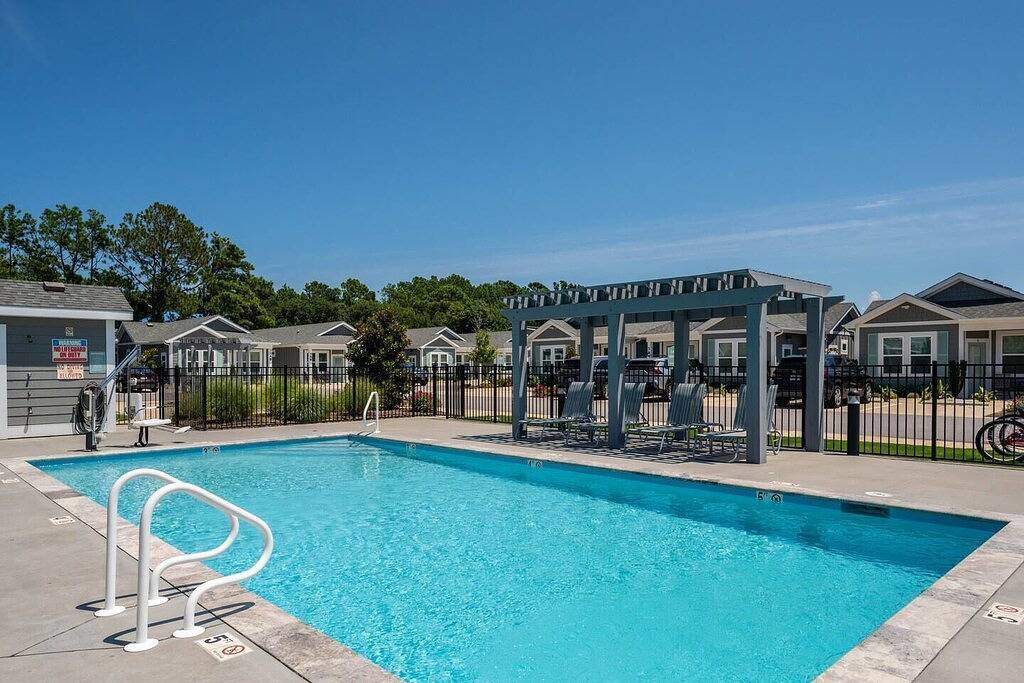 Condo with Private Hot Tub! Dogs ok! Short walk to beach, comm. Pool in Corolla, Currituck County