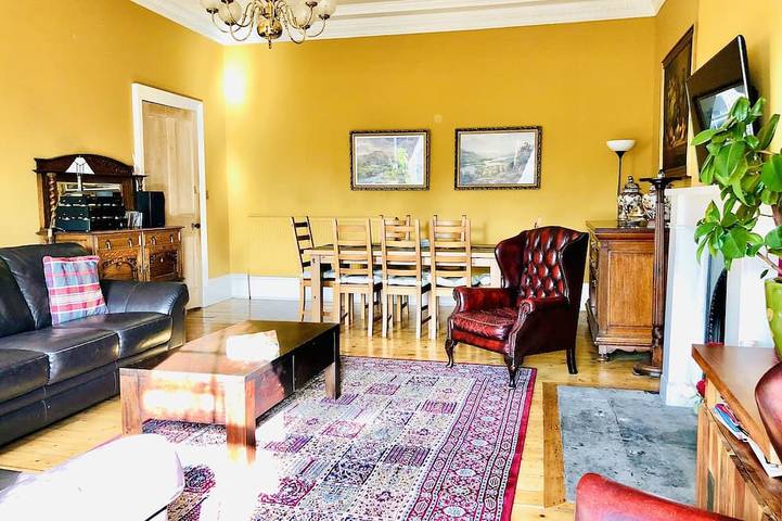 Vacation rental for 9 people, with yard and hot tub in Scotland