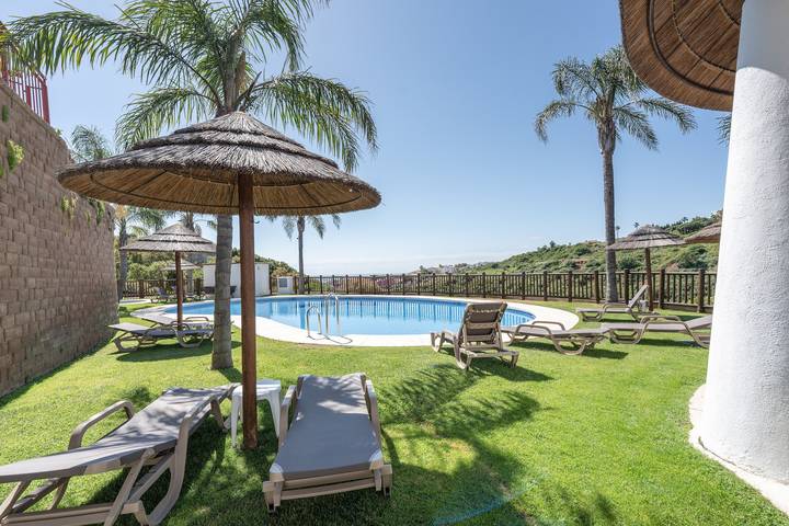 Apartamento para 6 personas, con Balcón y Jacuzzi además de Jardín y Piscina para niños en San Roque