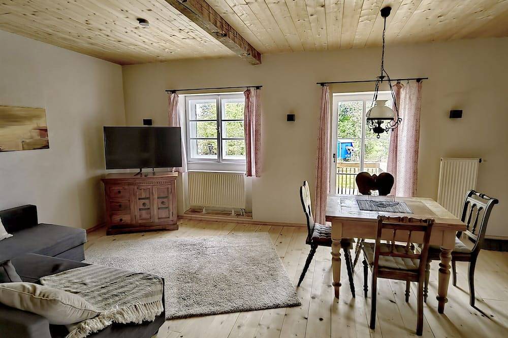 Ganze Wohnung, Ferienwohnung Nusseckerl, 42 qm Obergeschoss, kombinierter Wohn- und Schlafraum in Halfing, Landkreis Rosenheim