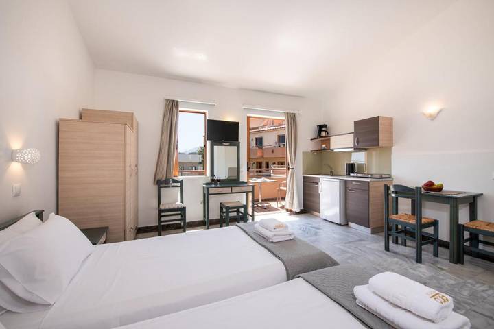 Location de vacances pour 4 personnes, avec vue ainsi que piscine et jardin dans Georgioupoli - 2