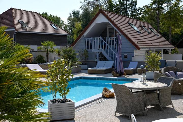 Location de vacances pour 4 personnes, avec Balcon et Terrasse ainsi que Jardin et Piscine à Villechétif