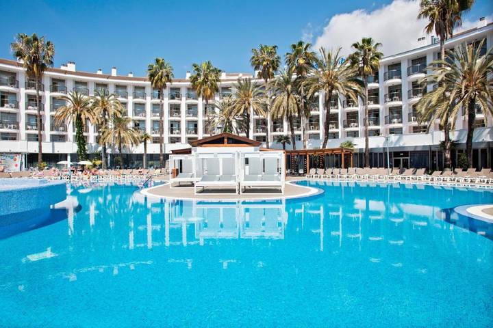 Hôtel pour 2 personnes, avec terrasse ainsi que piscine et bassin pour enfant