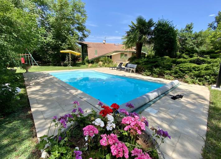 Villa pour 4 personnes, avec piscine ainsi que terrasse et jardin