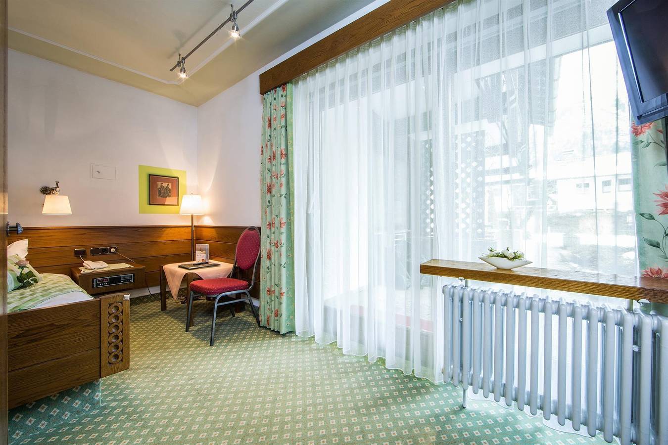 Entire holiday apartment, Einzelzimmer mit Dusche, Wc inkl. Frühstück in Mittenwald, Bavarian Alps