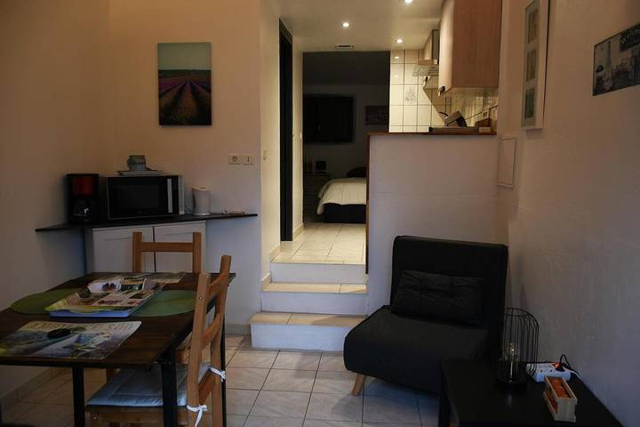 Gîte pour 4 personnes, avec vue et jardin à Lioux - 2