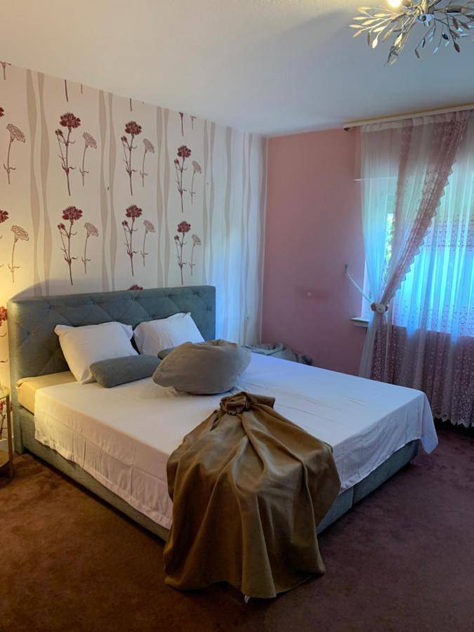 Ferienwohnung für 15 Personen, mit Balkon und Terrasse sowie Garten und Ausblick in Waldbröl