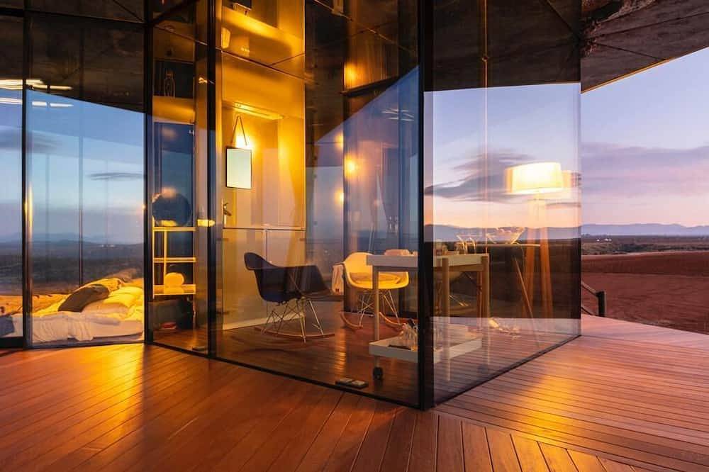 The glass house in the gorafe desert in Gorafe, Géoparc de Grenade