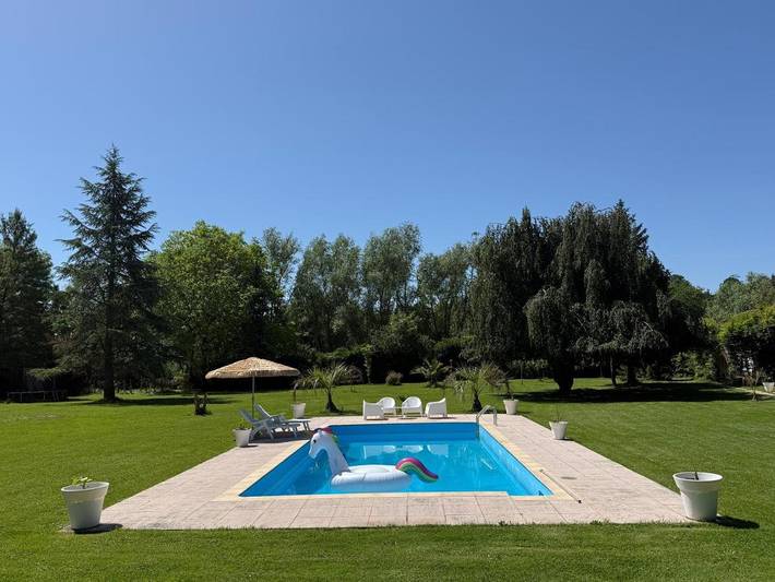 Gîte pour 4 personnes, avec Terrasse et Jardin ainsi que Piscine et Vue sur le lac à Isles-lès-Villenoy