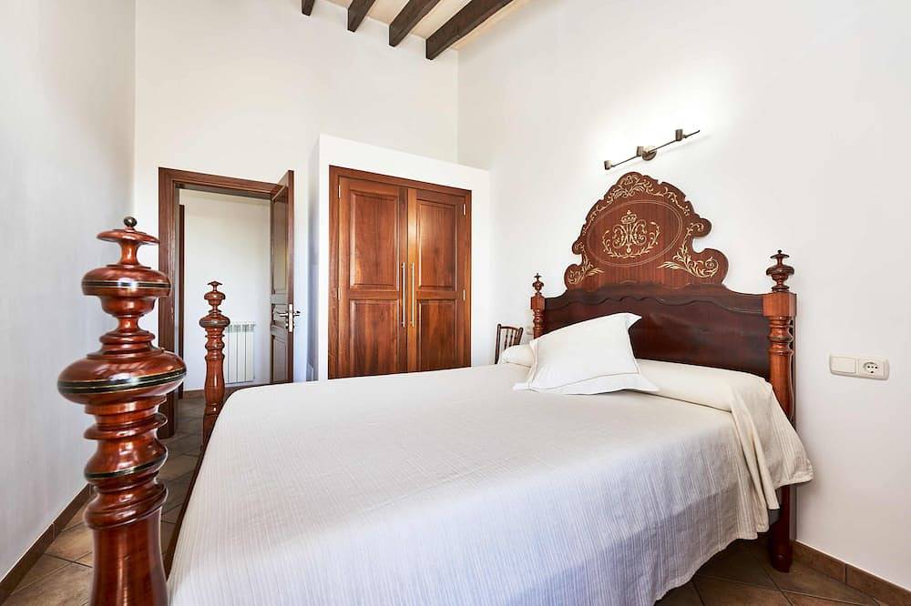 Villa in Búger perfect for children with swimming pool, paddle court and large garden in Búger, Majorca Center