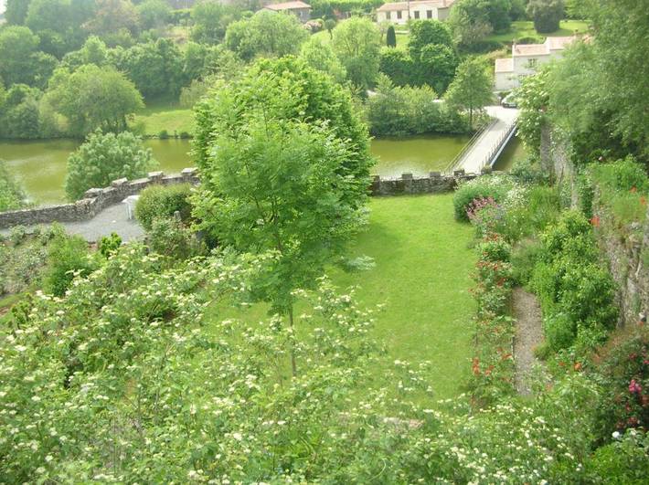 Location de vacances pour 3 personnes, avec vue et jardin à Vouvant - 3