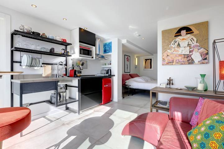 Apartamento entero, Apartamento Casa Domino 1 con amplia terraza, piscina compartida y Wi-Fi gratuito in Torreguadiaro, San Roque