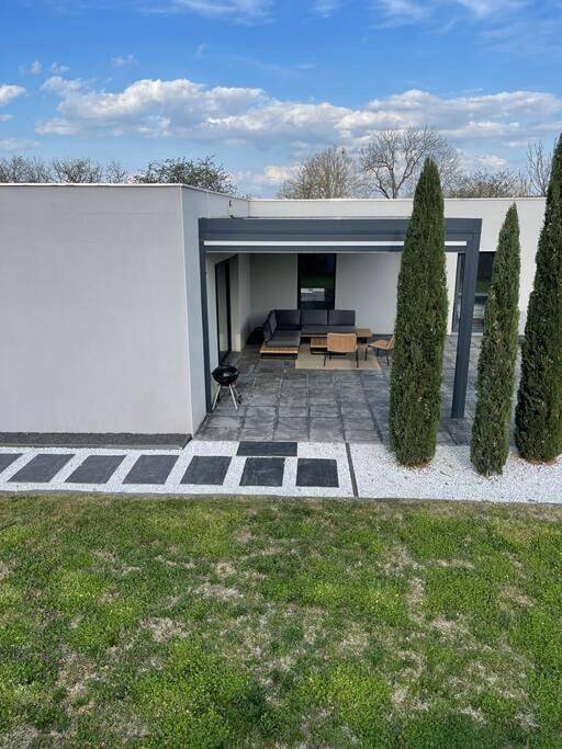 Location de vacances pour 8 personnes, avec piscine et jardin, animaux acceptés à Veauchette - 3
