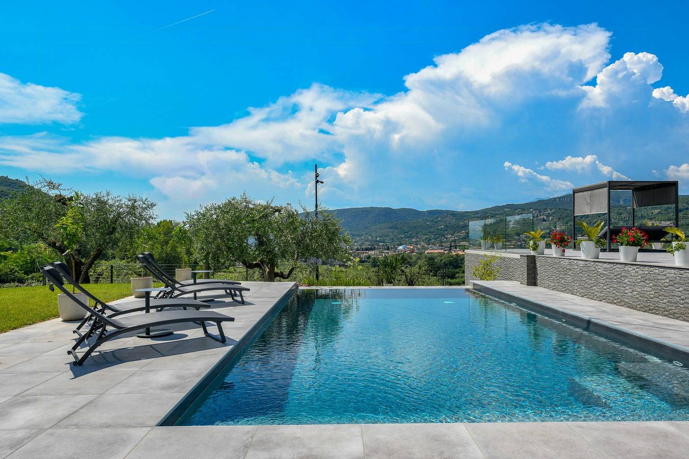 Villa avec piscine à débordement et vue lac de Garde in Costermano, Montagnes autour du lac de Garde