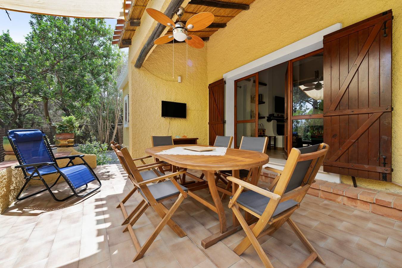 Villa Claudia mit privatem Garten, nur wenige Schritte vom Strand entfernt in Torre delle Stelle, Maracalagonis