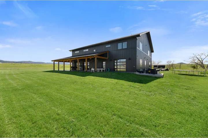 Vacation rental for 12 people, with terrace and yard, with pets in Spearfish