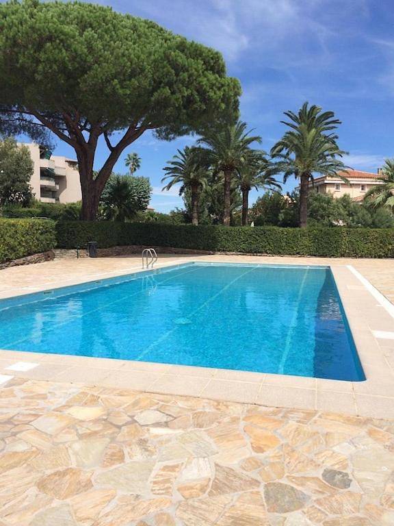 Gîte pour 7 personnes, avec vue ainsi que piscine et terrasse dans Office De Tourisme Cavalaire - 4