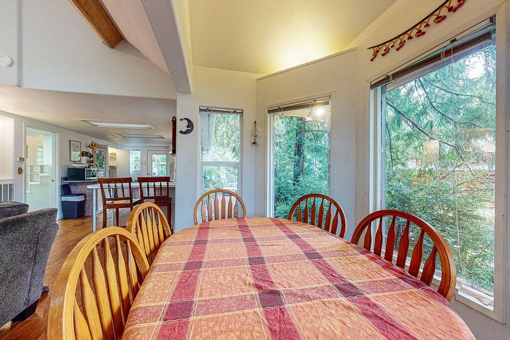 Ganze Wohnung, Schönes hundefreundliches Zuhause am See! Genießen Sie großartige Ausblicke und eine private Anlegestelle! in Lane County