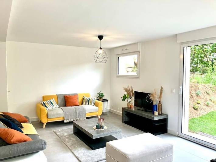 Location de vacances pour 12 personnes, avec terrasse à Brindas