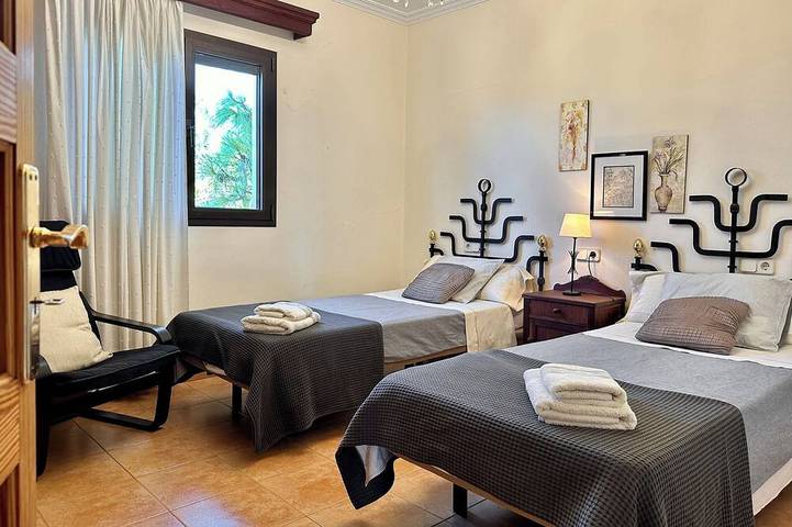 Can Benasque: piscina privada, vista panorámica, Internet in Sineu, Interior de Mallorca