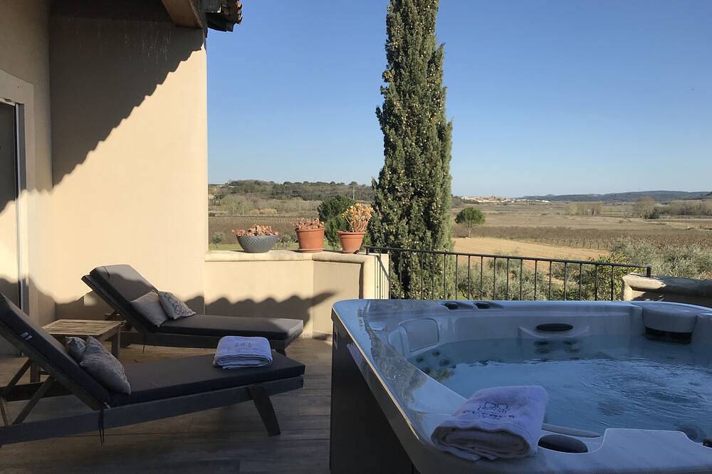 Maison vigneronne avec jacuzzi, sauna, terrasse spacieuse et vue panoramique in Cavillargues, Région de Nîmes