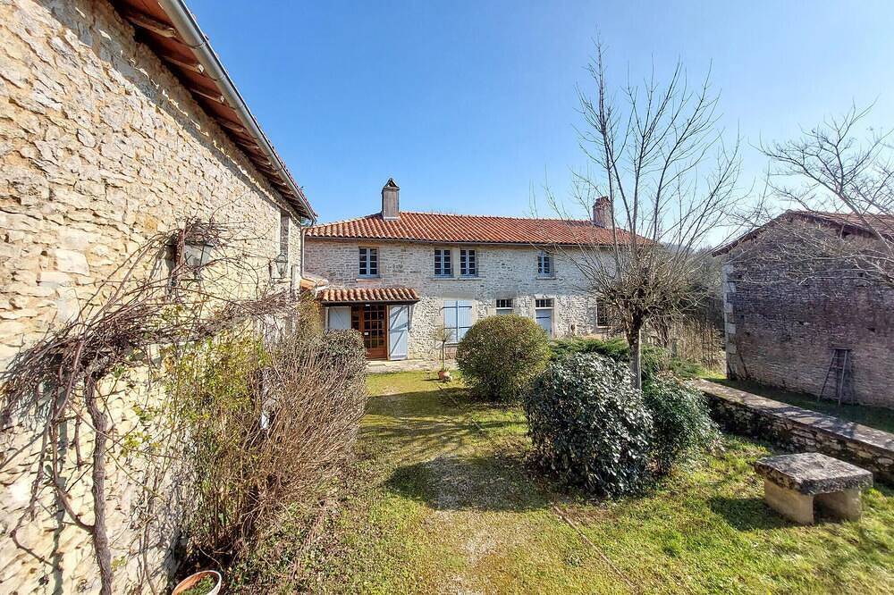 Haustierfreundliches Ferienhaus in Taizé-Aizie mit Wlan in Taizé-Aizie, Charente