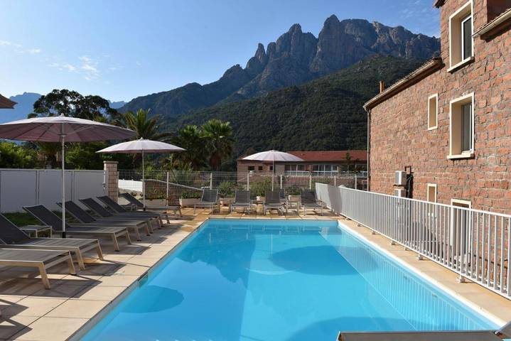 Hôtel pour 2 personnes, avec terrasse ainsi que vue et piscine - 1