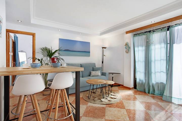 Entire apartment, Vacation Apartment 'Casa Mariposa' with Private Terrace and Wi-Fi in Puerto de Corralejo, La Oliva