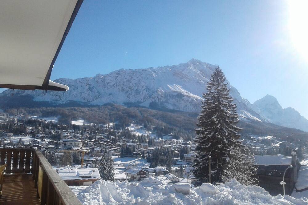 Entire apartment, Cozy panoramic apartment in Ciasa Ladina in Cortina d'Ampezzo, Dolomiti Superski