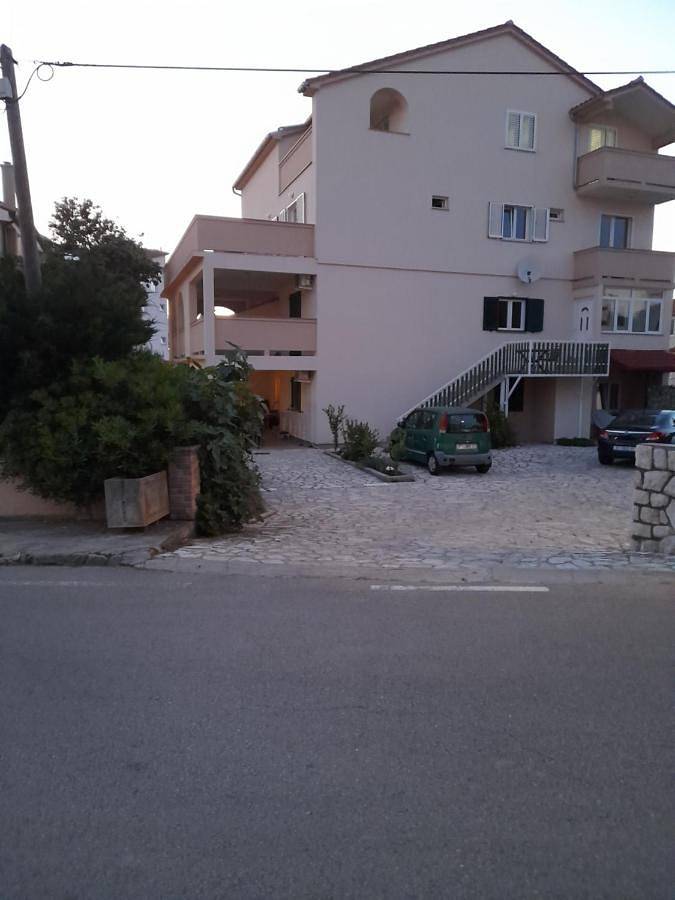 BnB für 3 Personen, mit Terrasse und Garten sowie Ausblick auf Rab