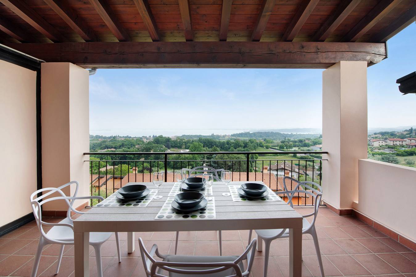 Ganze Wohnung, Ferienwohnung 'Vista Lago 1' mit Blick auf den See, Gemeinschaftspool und Wi-Fi in Soiano del Lago, Gardasee-Berge