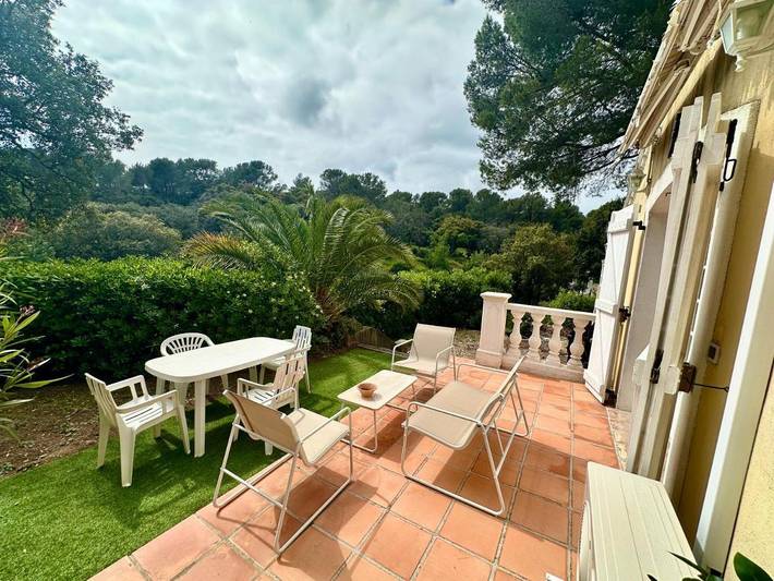 Gîte pour 4 personnes, avec Terrasse ainsi que Jardin et Vue dans Plage D Aigue Bonne