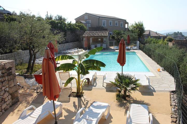 Gîte pour 5 personnes, avec balcon ainsi que jardin et piscine