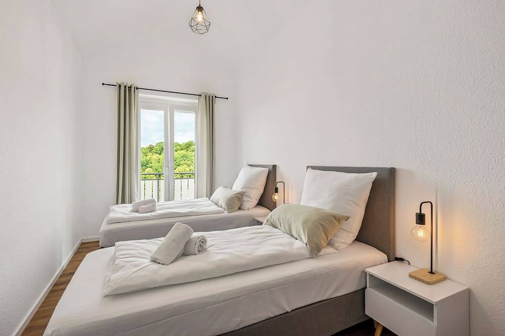 Ganze Wohnung, Ferienwohnung Hirschegg, 2 x Bad 5Z 10 Betten Küche 2 Parkplätze, Wlan in Bad Friedrichshall, Kurpfalz