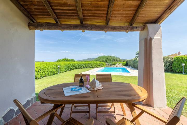 Villa 'Glory Piscina Privata' con Vista Montagna, Wi-Fi e Aria Condizionata in Punta De Su Turrione, Stintino