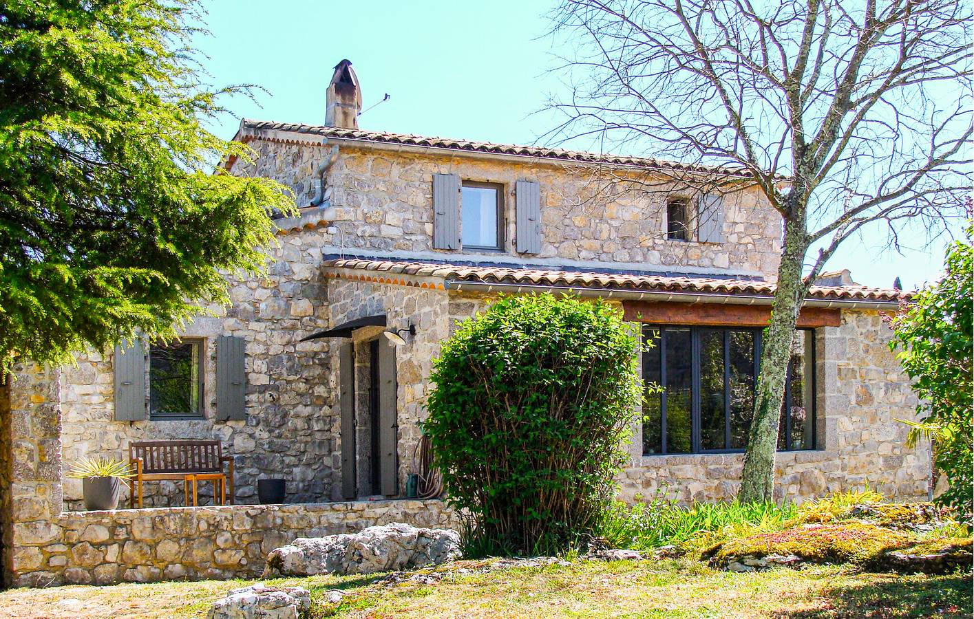 Encantadora casa de vacaciones de 2 dormitorios con jardín cerca de Saint-Alban-Auriolles in Labeaume, Ardèche