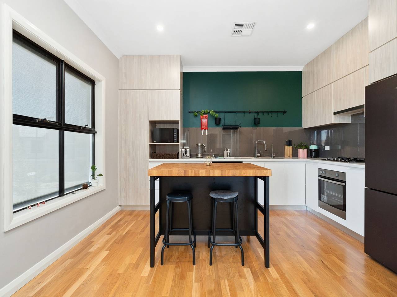 Entire apartment, Bright 2-Bed Townhouse with Balcony & Garage in Adelaide, South Australia