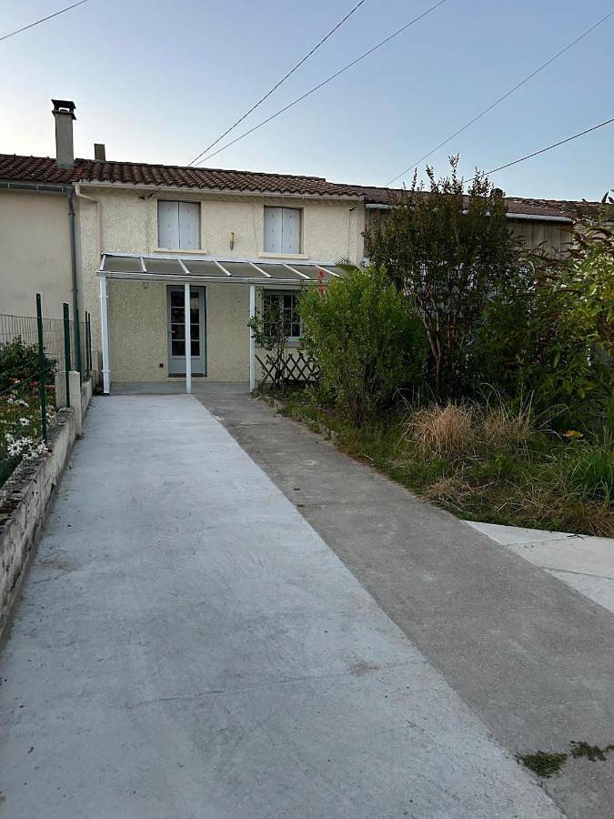 Three-Bedroom Home in Saint-Ciers-sur-Gironde, Région de Blaye