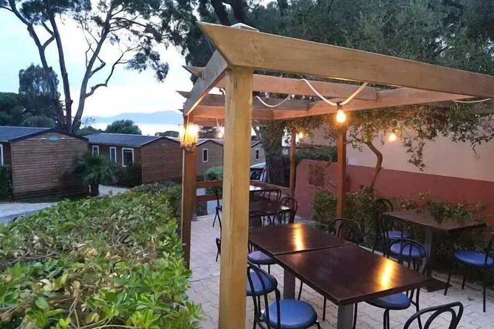 Camping Clair de Lune **** - Mobilheim mit 3 Zimmern für 4/5 Personen in La Madrague, Hyeres