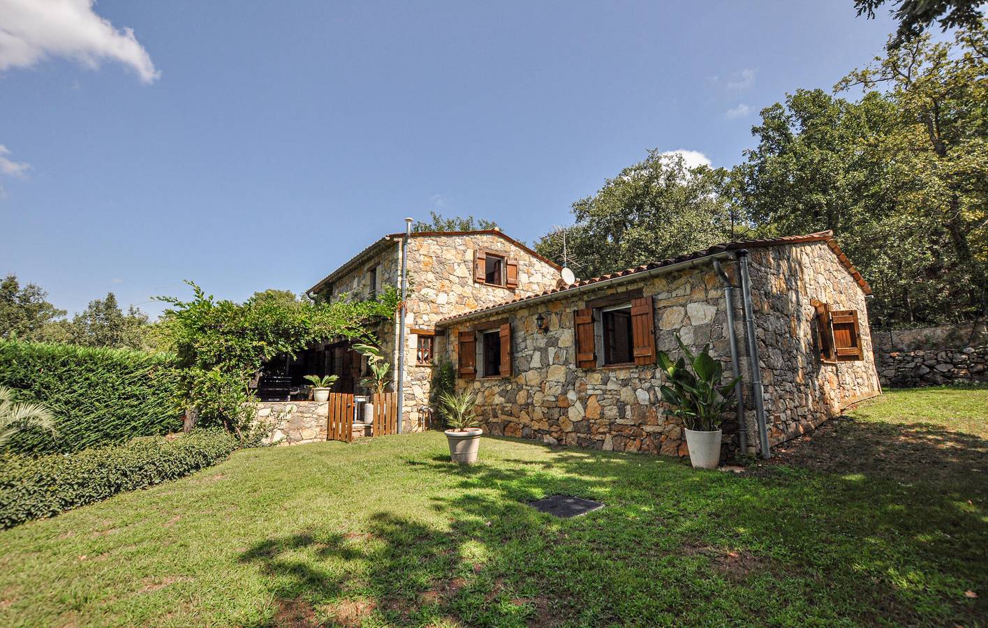 Acogedor apartamento con piscina y aparcamiento, a 1,5 km del río La Camandre in Fayenza, Region de Draguignan