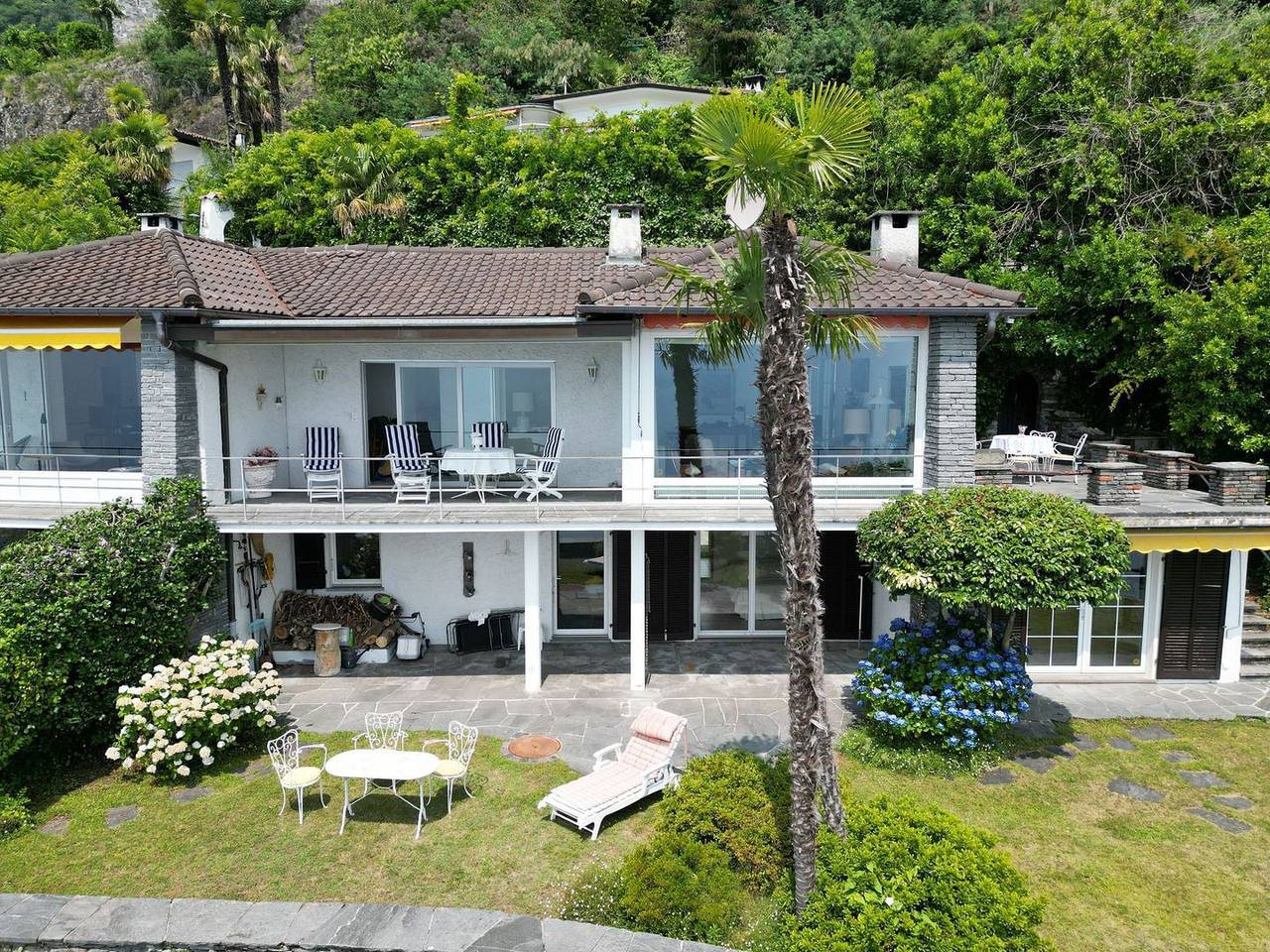 Charmantes Einfamilienhaus an phantastischer Hanglage mit herrlicher Sicht auf See und Bergen. in Ronco sopra Ascona, Tessiner Alpen