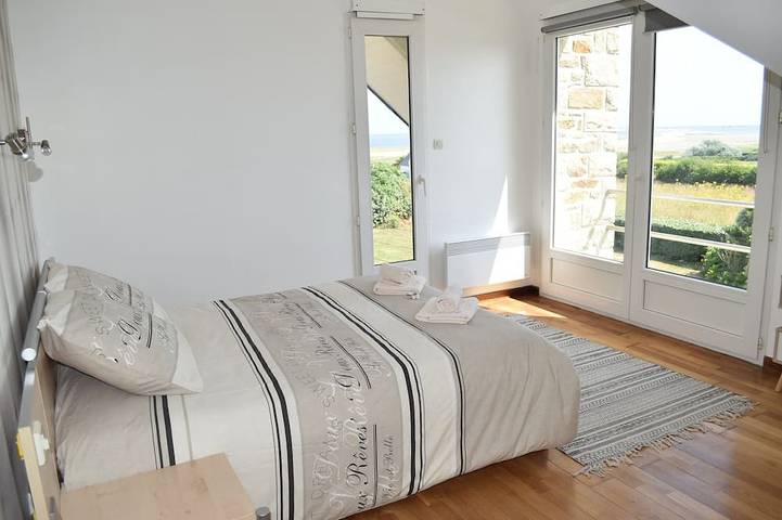 Location de vacances pour 18 personnes, avec jacuzzi ainsi que sauna et jardin dans Plage du Sillon de Talbert - 4