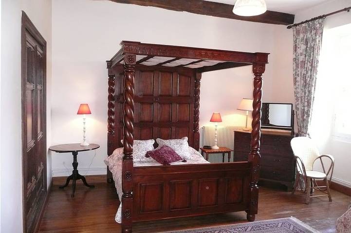 Château - piscine chauffée,  tennis éclairé, piano à queue, WIFI, sur 18 acres. in Thézac (Aquitaine), Quercy